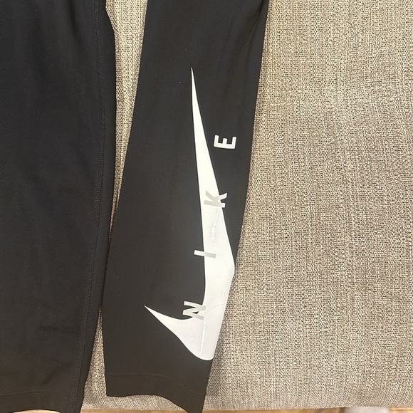 Nike Swoosh Leggings - Picture 3 of 5